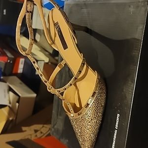Low heel sling back pump